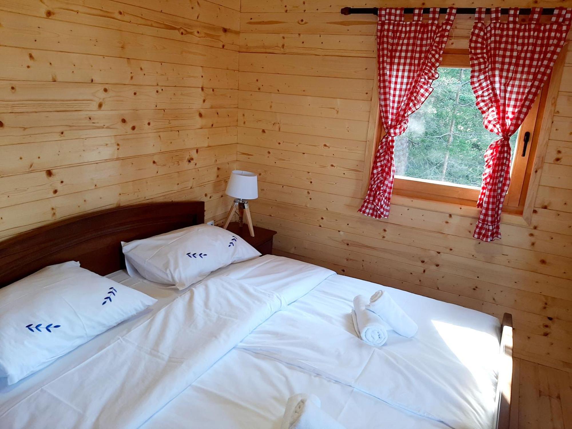 El Paso City, Zlatibor - Unique Wooden Cottages, Treehouse, Wild West Rooms, Accommodation 1-6 People Cameră foto